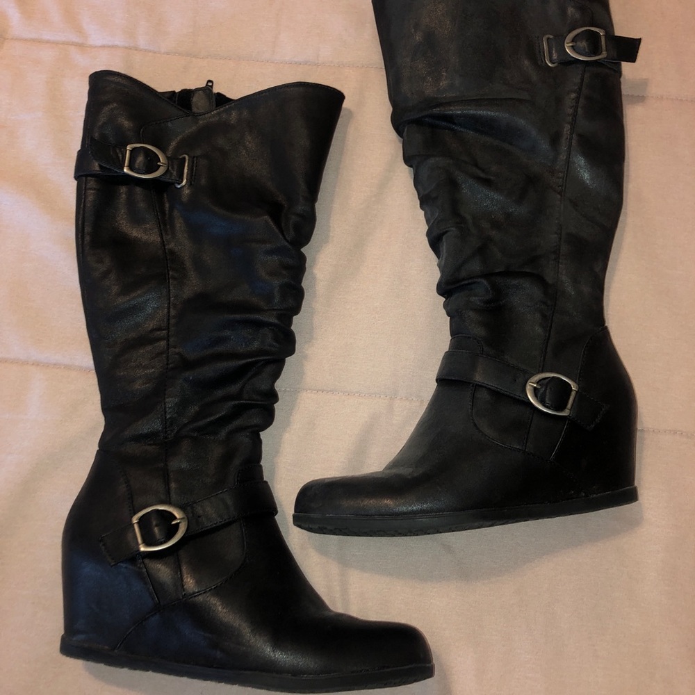 Bare trap wedge boots